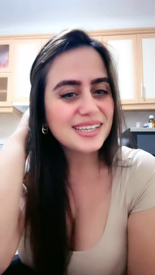 Ayşe Elbi ifşa Milf büyük memeleriyle yayında