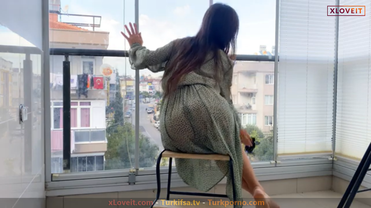 E-Kira ifşa Sexy transparan kıyafetiyle cam temizledi