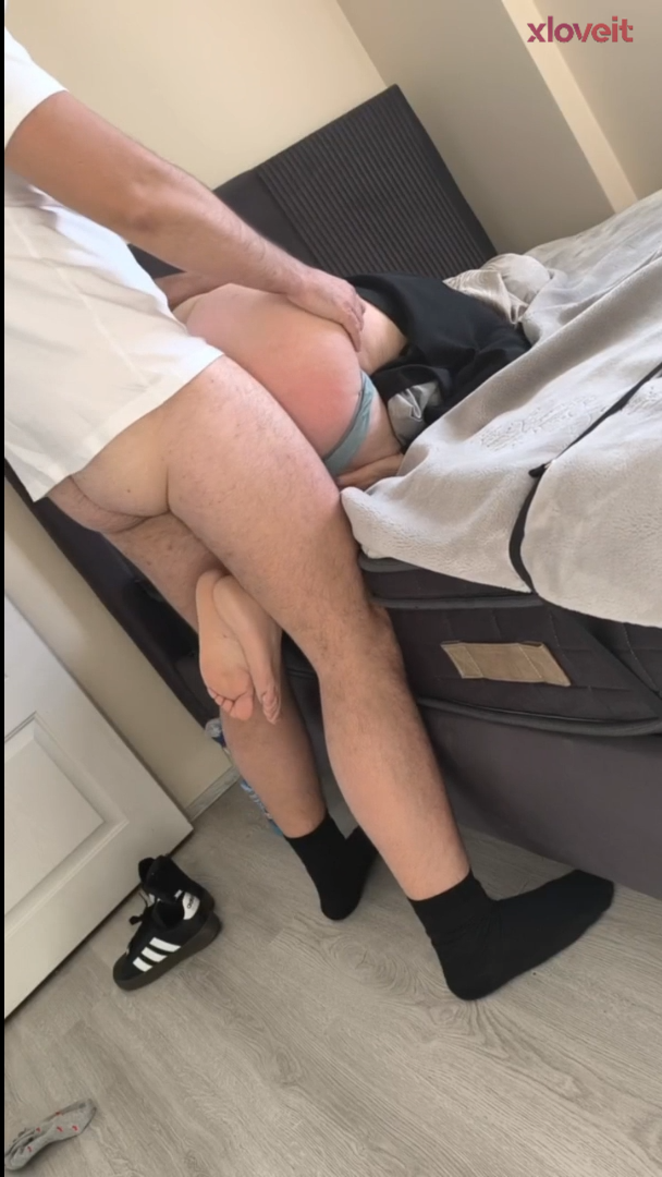 Evli Türbanlı kadın Cardel ile düzenli sex yapıyor