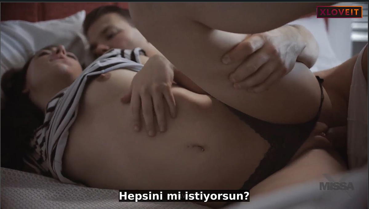 Gece sarılıp yattığı tatlı kız kardeşini dayanamayıp sikti
