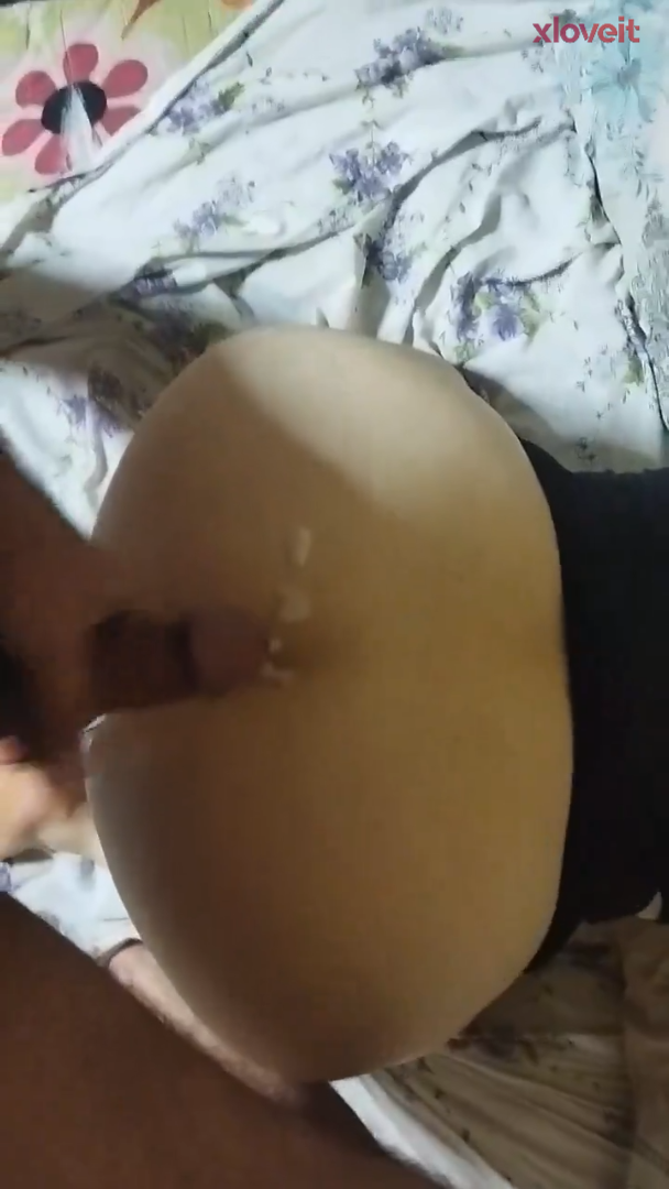Güzel götlü karısını sikip kalçasını dölledi