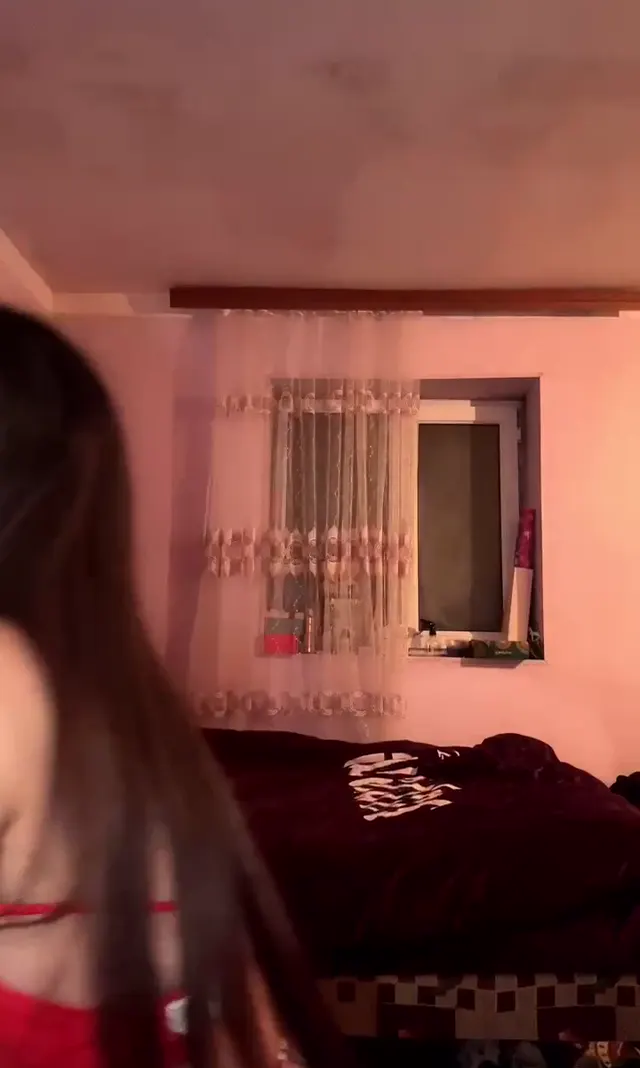 Leyla — Liseli Leyla ifşa Sütyensiz canlı yayın seyret · sahne 2