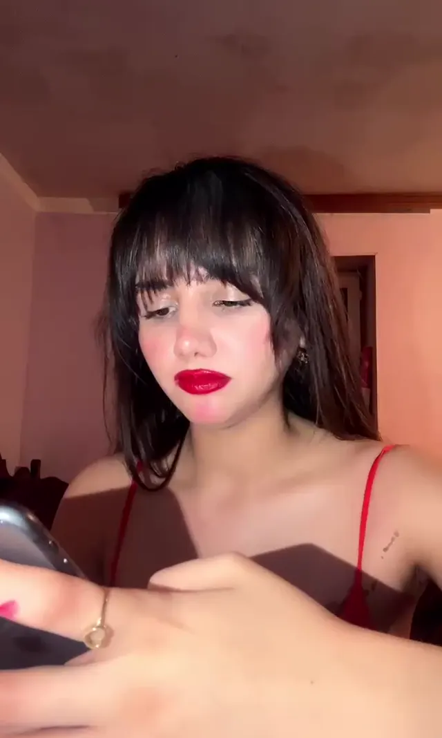 Leyla — Liseli Leyla ifşa Sütyensiz canlı yayın seyret · sahne 3