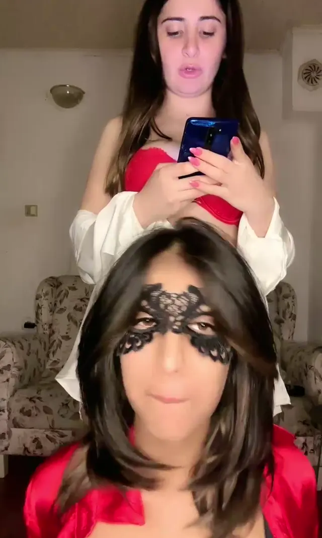 Tango Alya — Tango Alya ifşa 2 çıtır kızdan canlı yayın seyret · sahne 3