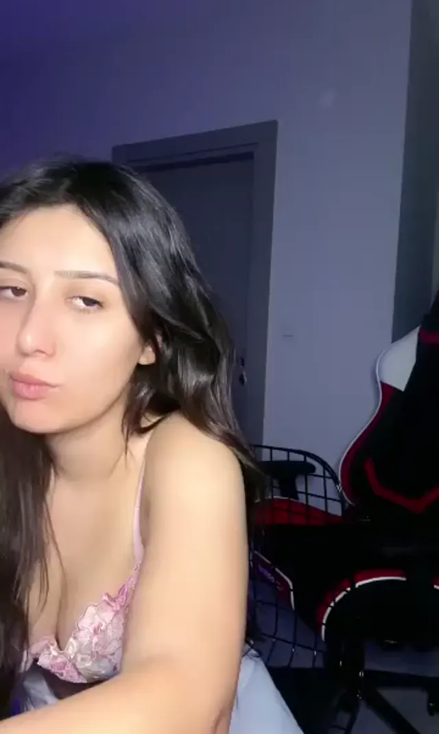 Tango Lilya — Tango Lilya ifşa Canlı yayında yeni iç çamaşırlarını sergiledi · sahne 1