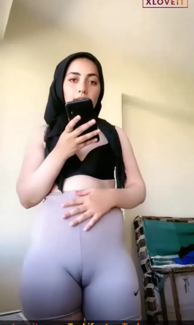 Tango Prenses — Tango Prenses ifşa Türbanlı kalça sergiliyor · sahne 3