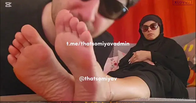 Sahibe — Türbanlı Sahibe Porno Mistress Devin kölesine ayaklarını yalattı · sahne 3