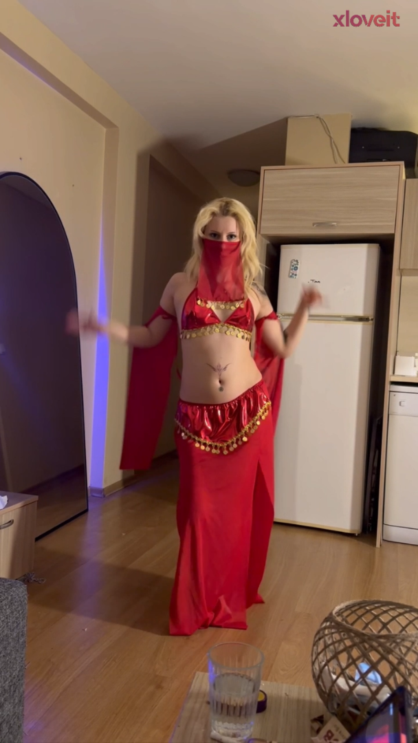 Nazenin ifşa Seksi hatun dansöz kostümüyle kıvırttı