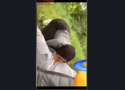 Parkta Suriyelinin ağzına veriyor
