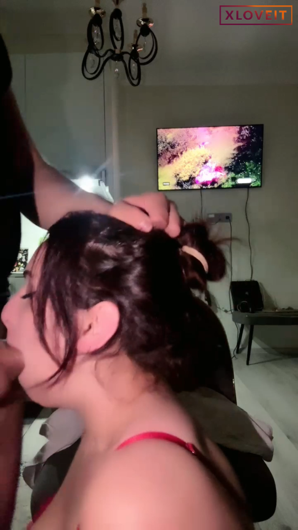 Sakso Porno Biricik nargile içip gırtlağına saplattı