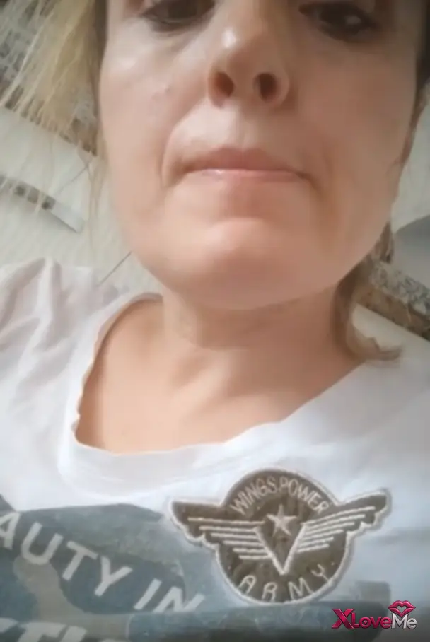 Abla Kardeş ifşa Mutfaktan banyoya geçip göt gösterdi — kardeş