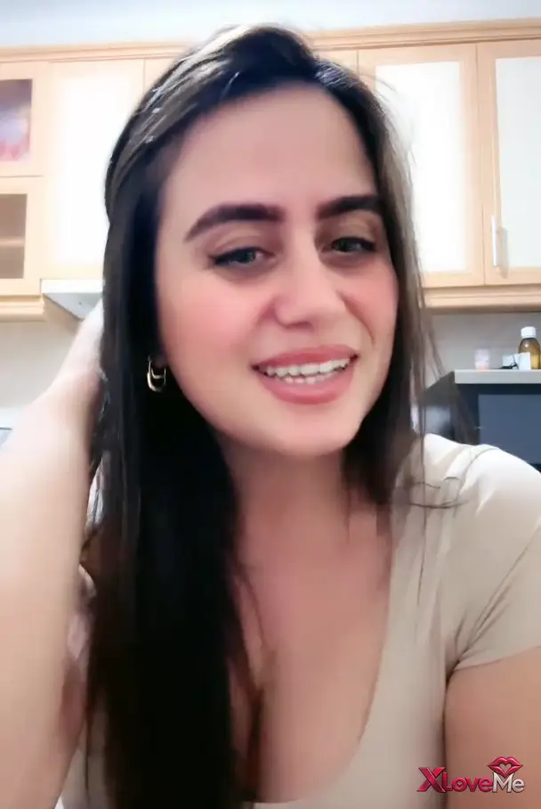 Canlı Yayınlar — Ayşe Elbi ifşa Milf büyük memeleriyle yayında — Ayşe Elbi