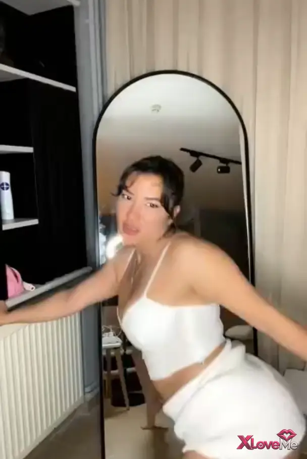 Canlı Yayınlar — Burcu Yıldız ifşa Full dans kafayı çekmeli yayın seyret — Burcu Yıldız