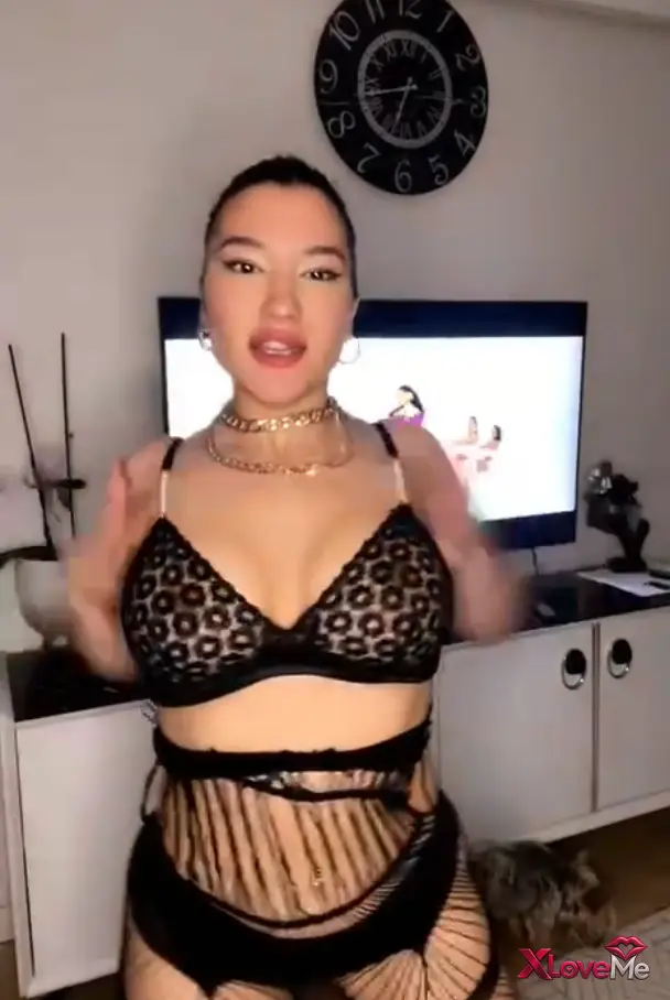 Canlı Yayınlar — Burcu Yıldız ifşa Sexy elbisesiyle twerk show yaptı — Burcu Yıldız