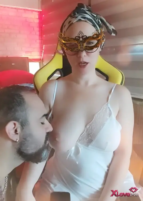 Canan Yenge yayın yaparken kocası gelip memelerine dil attı — Canan Yenge