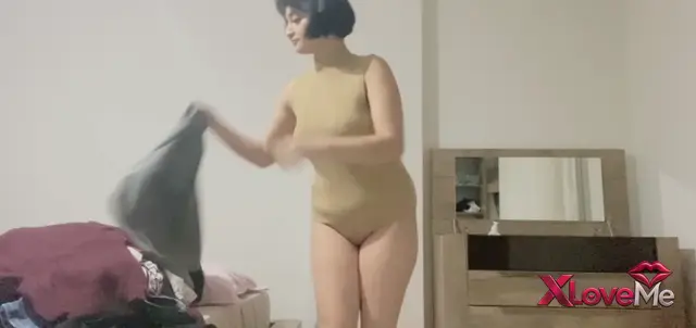 Celine Cinnamon ifşa Türbanlı kadından üst değiştirme — Celine Cinnamon