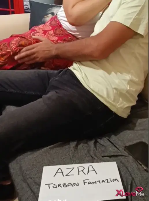 Cuckold Porno — Cuckold Porno Türbanlı Azra kocasının önünde başkasıyla yiyişti — Azra