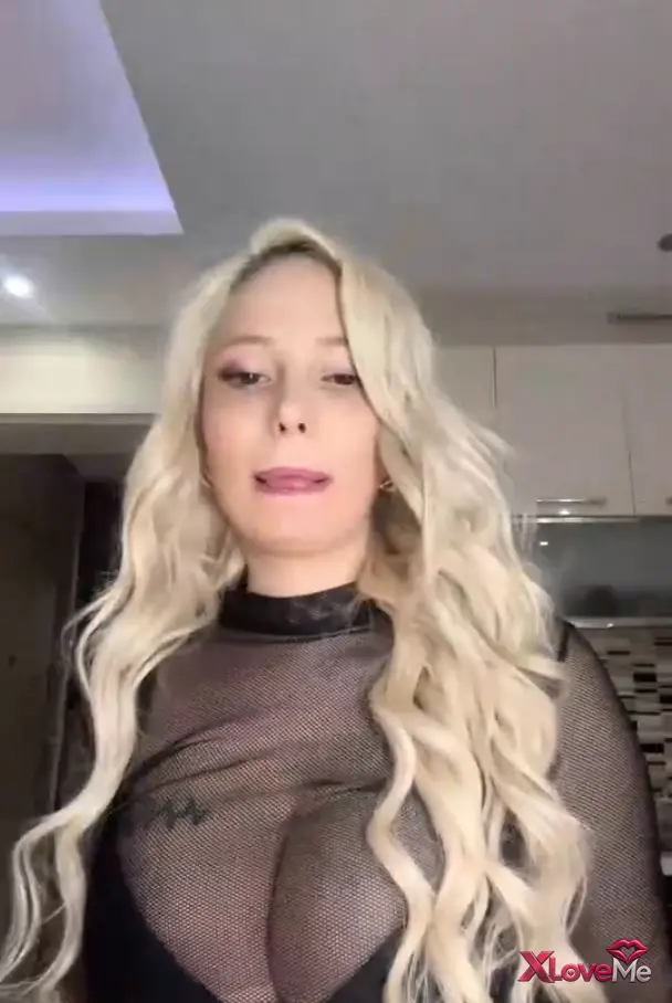 Bedava Porno — Merve Sanay ifşa Seksi sarışın canlı yayında — Merve Sanay