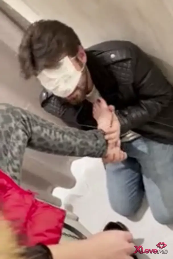 Fetiş Porno — Dilek Kaya ifşa Soyunma kabininde köleye ayak yalattı — Dilek Kaya