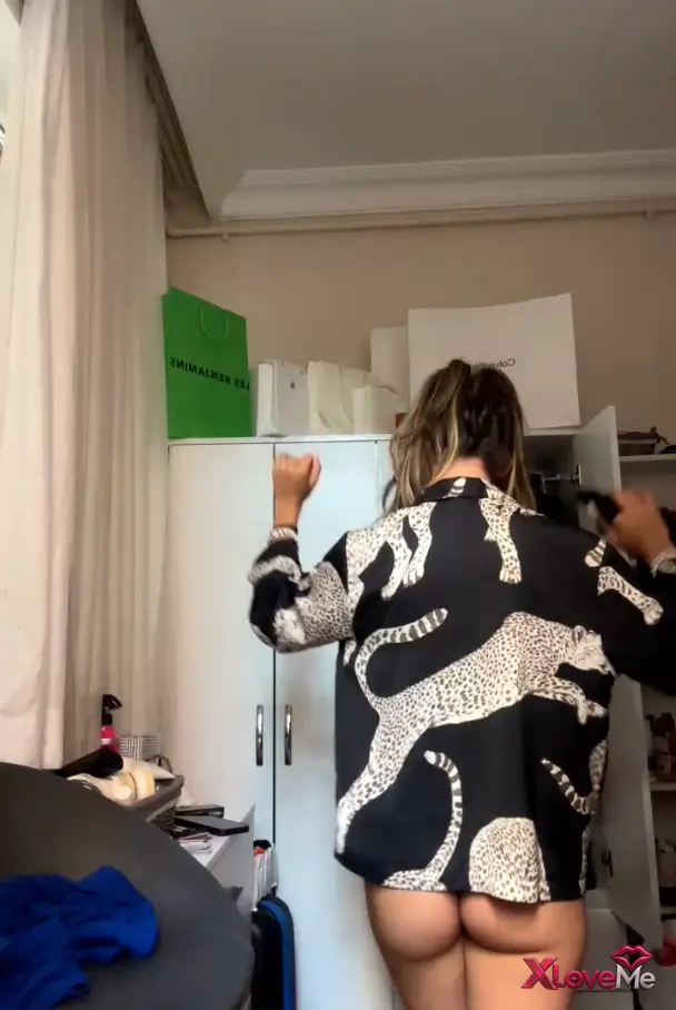 Bedava Porno — Elanur AYan ifşa Kıyafetlerini dolaba yerleştirdi — Elanur Ayan