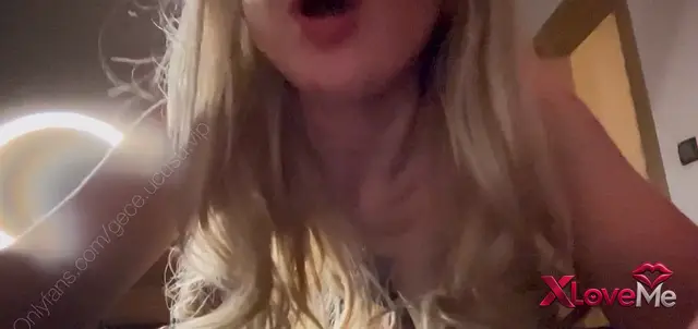 Amatör Porno — Gece Uçuşu Porno Sikilirken kameraya karşı inledi — Gece Uçuşu
