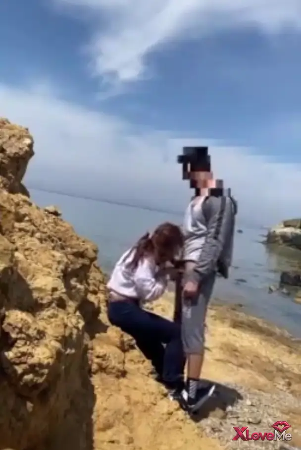Sikiş Video — Genç çift kayalıklarda sakso sikiş yaptı