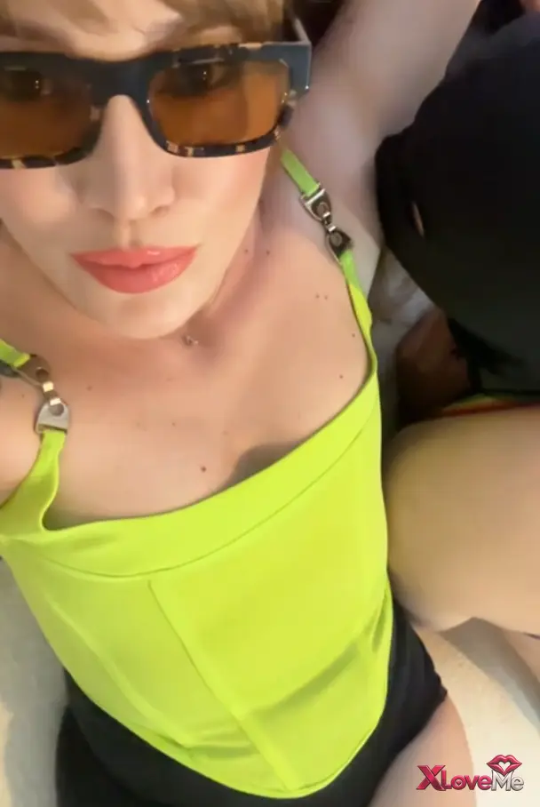 Fetiş Porno — Koltuk altı fetiş Mistress Merve kölesine koltukaltı yalattı — Mistress Merve