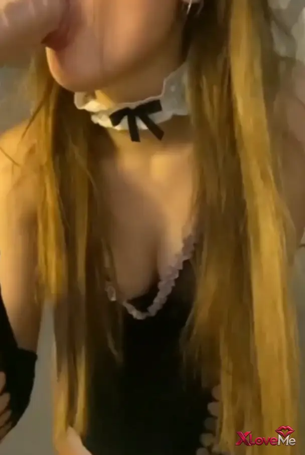 Tango Helga ifşa damarlı dildosunu ağzında gezdirdi — Tango Helga