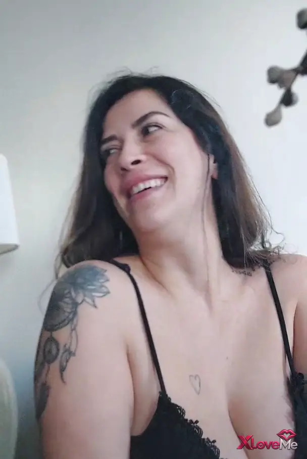 Girlfriend — Lily W ifşa Canlı yayında genç sevgilisine amcık parmaklattı — Tango Lily W