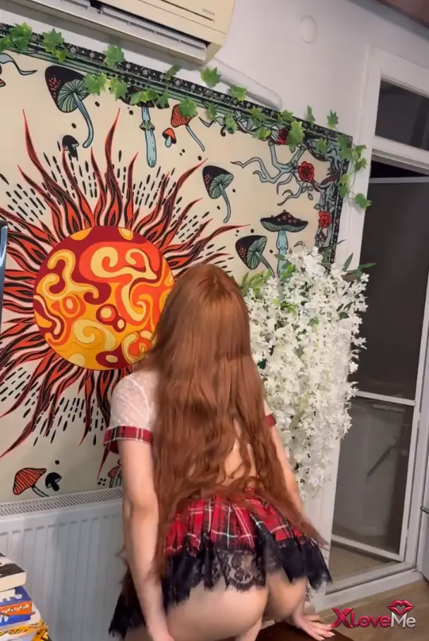 XXX — Lina Su özgen ifşa Masanın üstündeki dildoya oturdu — Lina Su Özgen