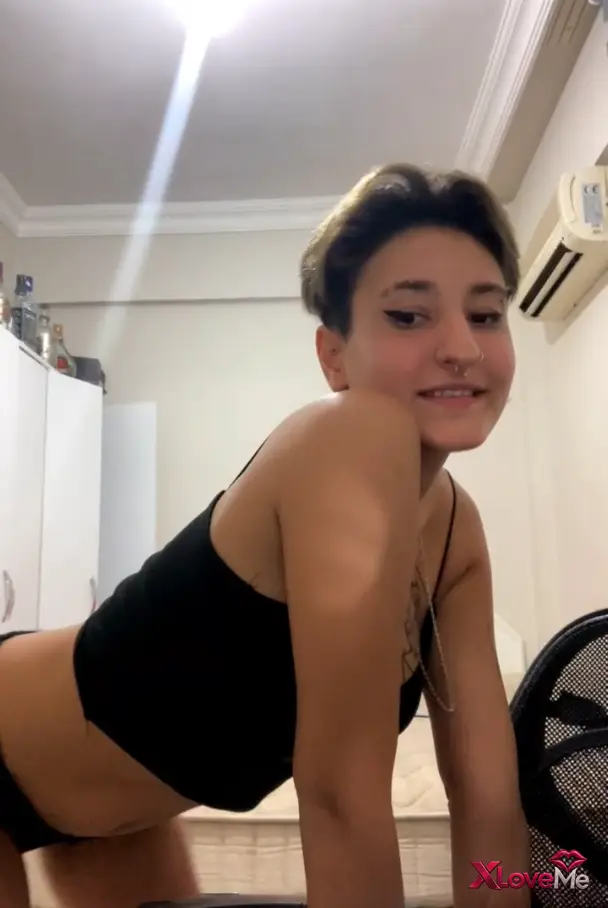 Tango Yayınları — Meri Umuc ifşa Kısa saçlı dövmeli meme gösterdi