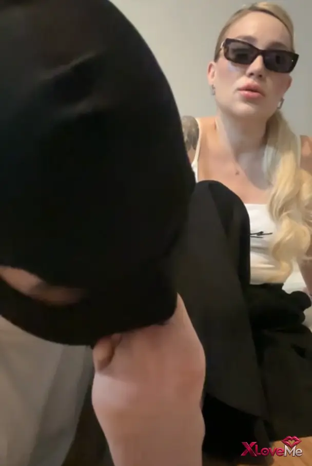 Fetiş Porno — Mistress Merve ifşa Kölesi ayak parmaklarına muamele yaptı — Mistress Merve