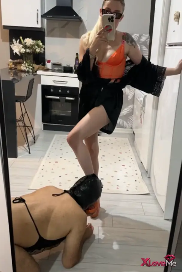 Fetiş Porno — Mistress Merve ifşa Kölesinin sırtına bindi — Mistress Merve