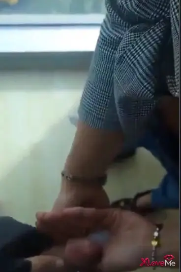 Türbanlı Porno — Ofiste Türbanlı temizlikçiyi sikip avucuna boşaldı