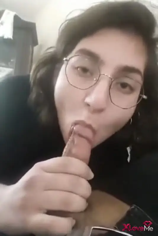 Öğrenci Porno Genç gözlüklü kız sakso çekip sıvazladı — Öğrenci