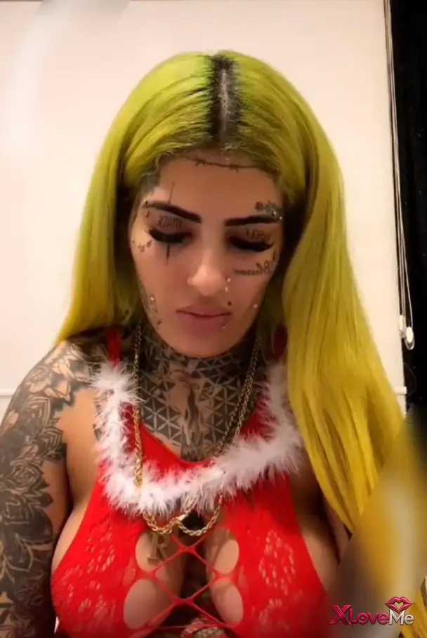 XXX — Raperin Yılmaz ifşa Transparan dantelli kıyafetiyle meme salladı — Raperin Yılmaz