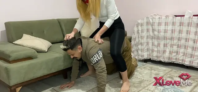 VIP ifşalar — Sahibe kadın köle kocasının sırtına bindi — Keyifhane