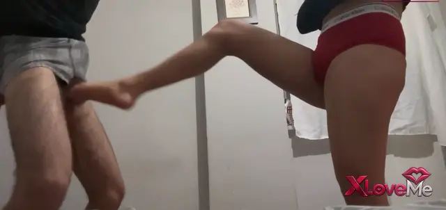 Fetiş Porno — Sahibe Zeynep ifşa Kölesinin sikine taşana tekme attı — Sahibe Zeynep