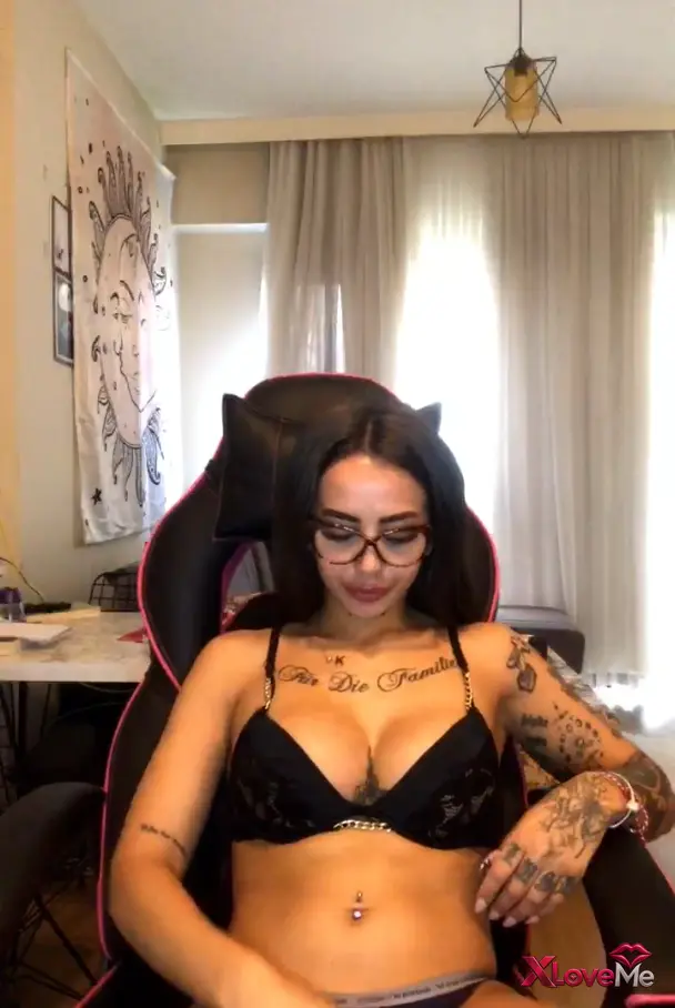 Canlı Yayınlar — Shawty ifşa Gündüz nude yayın yaparken yerinde duramadı — Shawty