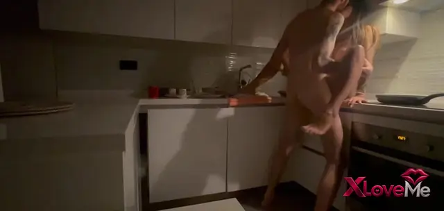 Konulu Porno — Shawty Porno film Mutfakta tezgahın üstünde sikişti — Shawty