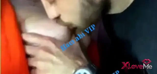 Sevişme Porno Sinsirella sakso çekip memelerini yalattı
