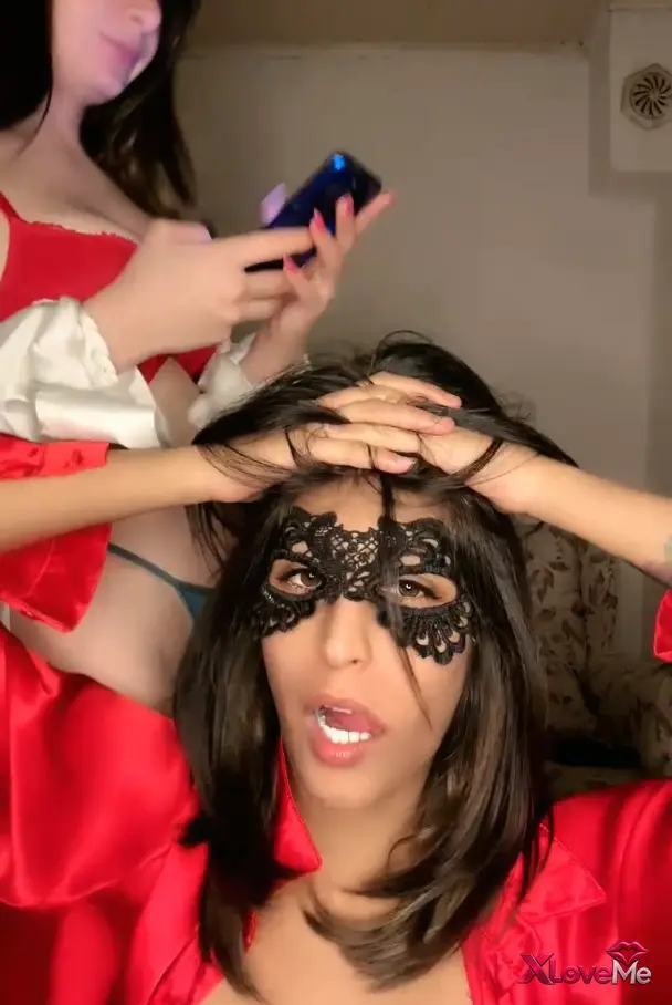 Tango Alya ifşa 2 çıtır kızdan canlı yayın seyret — Tango Alya