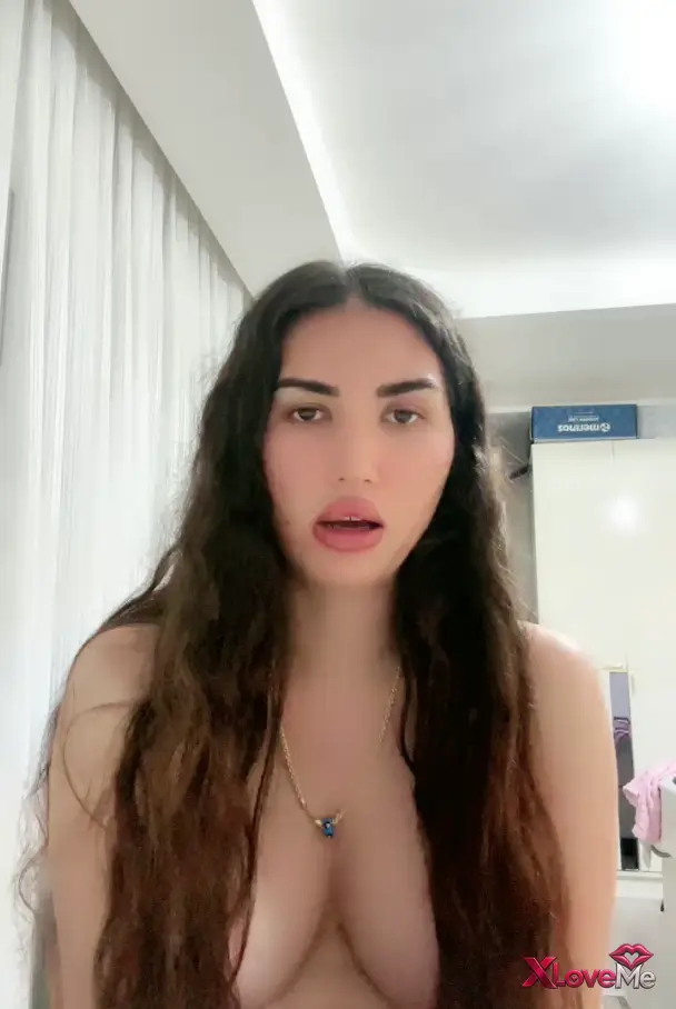 Türk ifşa — Tango Ays ifşa Memelerini saçlarıyla gizleyip yayın yaptı