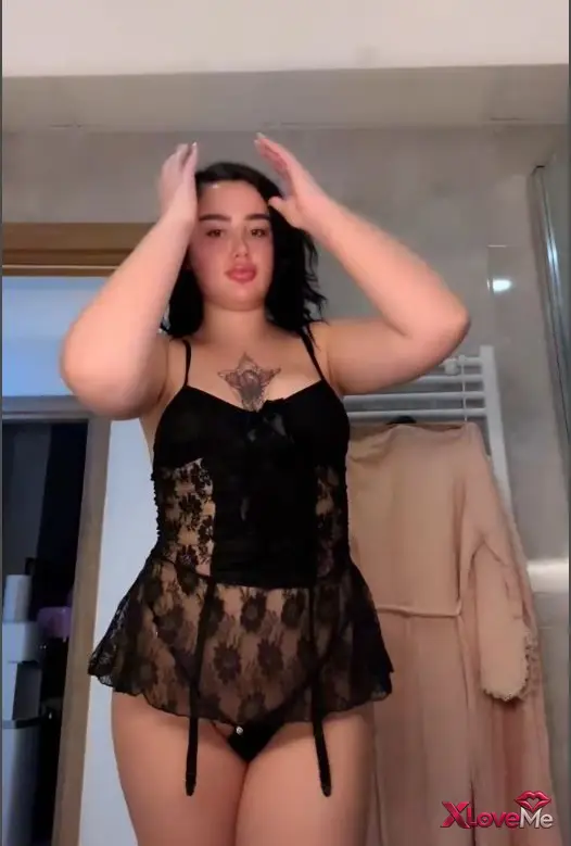 Tango Bal Dudak ifşa Banyoda vücudunu sergiledi — Tango Bal Dudak