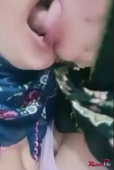 Amatör Porno — Türbanlı Lezbiyenler ifşa Canlı yayında tülbentli öpüşme izle