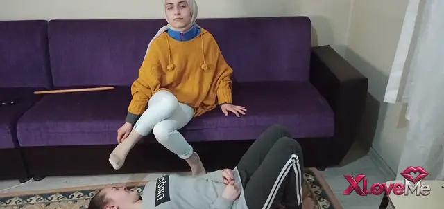 Fetiş Porno — Türbanlı Mistress köle kıza neler yaptı neler — Keyifhane