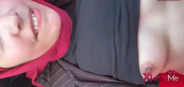 Porno Film — Türbanlı Porno HD Olgun kadın arabada sert sikildi