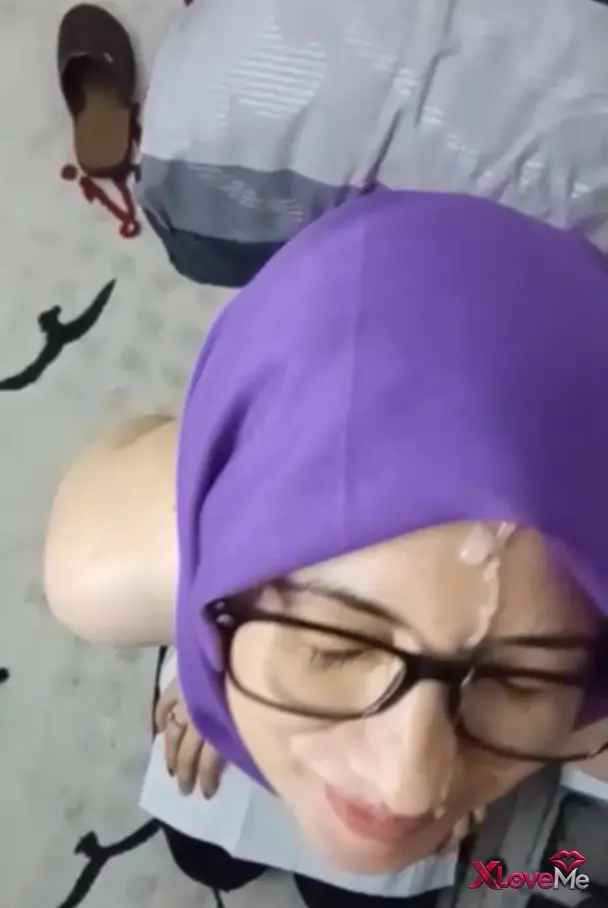 Türk Porno — Türbanlı Sakso Canan yenge yüzüne gözlüklerine boşalttı — Canan Yenge