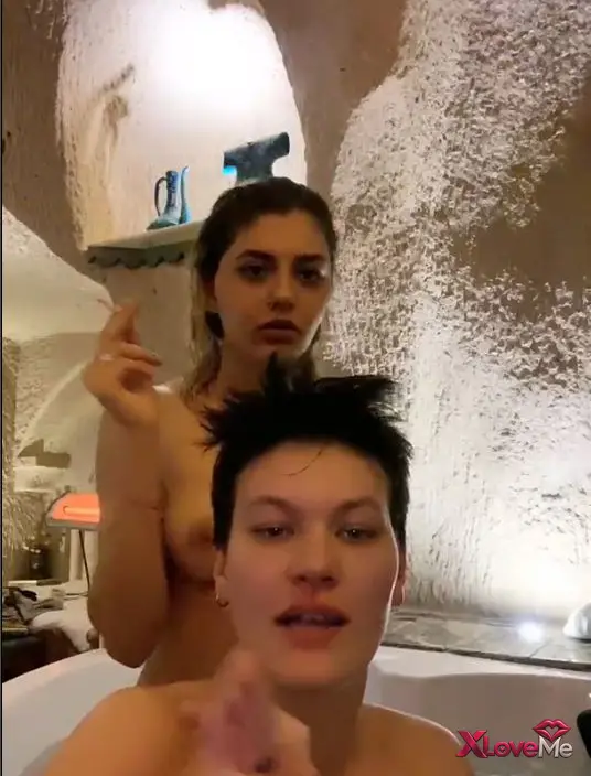 Lezbiyen Porno — Türk Lezbiyen çiftin jakuzide sevişmesi