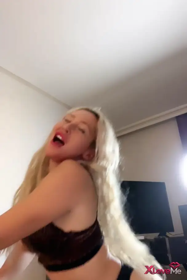 Canlı Yayınlar — Ulyana ifşa Seksi hatundan jartiyerli göt show — Tango Ulyana